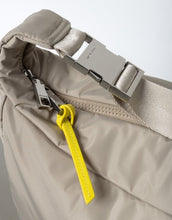 Laden Sie das Bild in den Galerie-Viewer, Padded Hip Bag Oversized von Vivi Mari in Stone, große wasserabweisende Umhängetasche mit zwei Außentaschen, verstellbarem Schultergurt und silbernen Metallakzenten, aus recyceltem Polyester.
