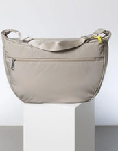 Laden Sie das Bild in den Galerie-Viewer, Padded Hip Bag Oversized von Vivi Mari in Stone, große wasserabweisende Umhängetasche mit zwei Außentaschen, verstellbarem Schultergurt und silbernen Metallakzenten, aus recyceltem Polyester.
