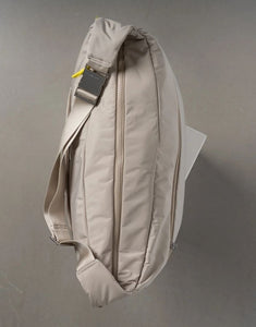Padded Hip Bag Oversized von Vivi Mari in Stone, große wasserabweisende Umhängetasche mit zwei Außentaschen, verstellbarem Schultergurt und silbernen Metallakzenten, aus recyceltem Polyester.