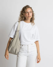 Laden Sie das Bild in den Galerie-Viewer, Padded Hip Bag Oversized von Vivi Mari in Stone, große wasserabweisende Umhängetasche mit zwei Außentaschen, verstellbarem Schultergurt und silbernen Metallakzenten, aus recyceltem Polyester.
