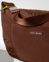Laden Sie das Bild in den Galerie-Viewer, Padded Hip Bag Oversized von Vivi Mari in Tan, große wasserabweisende Umhängetasche mit zwei Außentaschen, verstellbarem Schultergurt und silbernen Metallakzenten, aus recyceltem Polyester.
