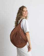 Laden Sie das Bild in den Galerie-Viewer, Padded Hip Bag Oversized von Vivi Mari in Tan, große wasserabweisende Umhängetasche mit zwei Außentaschen, verstellbarem Schultergurt und silbernen Metallakzenten, aus recyceltem Polyester.

