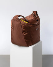Laden Sie das Bild in den Galerie-Viewer, Padded Hip Bag Oversized von Vivi Mari in Tan, große wasserabweisende Umhängetasche mit zwei Außentaschen, verstellbarem Schultergurt und silbernen Metallakzenten, aus recyceltem Polyester.
