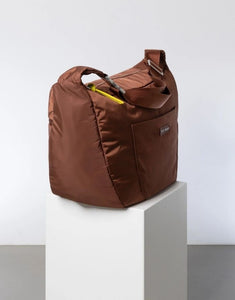 Padded Hip Bag Oversized von Vivi Mari in Tan, große wasserabweisende Umhängetasche mit zwei Außentaschen, verstellbarem Schultergurt und silbernen Metallakzenten, aus recyceltem Polyester.
