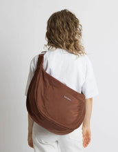 Laden Sie das Bild in den Galerie-Viewer, Padded Hip Bag Oversized von Vivi Mari in Tan, große wasserabweisende Umhängetasche mit zwei Außentaschen, verstellbarem Schultergurt und silbernen Metallakzenten, aus recyceltem Polyester.
