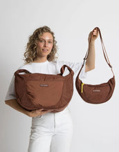 Laden Sie das Bild in den Galerie-Viewer, Padded Hip Bag Oversized von Vivi Mari in Tan, große wasserabweisende Umhängetasche mit zwei Außentaschen, verstellbarem Schultergurt und silbernen Metallakzenten, aus recyceltem Polyester.
