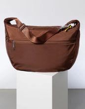 Laden Sie das Bild in den Galerie-Viewer, Padded Hip Bag Oversized von Vivi Mari in Tan, große wasserabweisende Umhängetasche mit zwei Außentaschen, verstellbarem Schultergurt und silbernen Metallakzenten, aus recyceltem Polyester.
