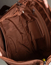 Laden Sie das Bild in den Galerie-Viewer, Padded Hip Bag Oversized von Vivi Mari in Tan, große wasserabweisende Umhängetasche mit zwei Außentaschen, verstellbarem Schultergurt und silbernen Metallakzenten, aus recyceltem Polyester.
