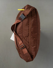 Laden Sie das Bild in den Galerie-Viewer, Padded Hip Bag Oversized von Vivi Mari in Tan, große wasserabweisende Umhängetasche mit zwei Außentaschen, verstellbarem Schultergurt und silbernen Metallakzenten, aus recyceltem Polyester.
