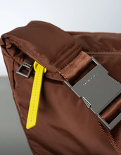 Laden Sie das Bild in den Galerie-Viewer, Padded Hip Bag Oversized von Vivi Mari in Tan, große wasserabweisende Umhängetasche mit zwei Außentaschen, verstellbarem Schultergurt und silbernen Metallakzenten, aus recyceltem Polyester.

