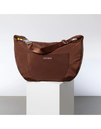 Padded Hip Bag Oversized von Vivi Mari in Tan, große wasserabweisende Umhängetasche mit zwei Außentaschen, verstellbarem Schultergurt und silbernen Metallakzenten, aus recyceltem Polyester.