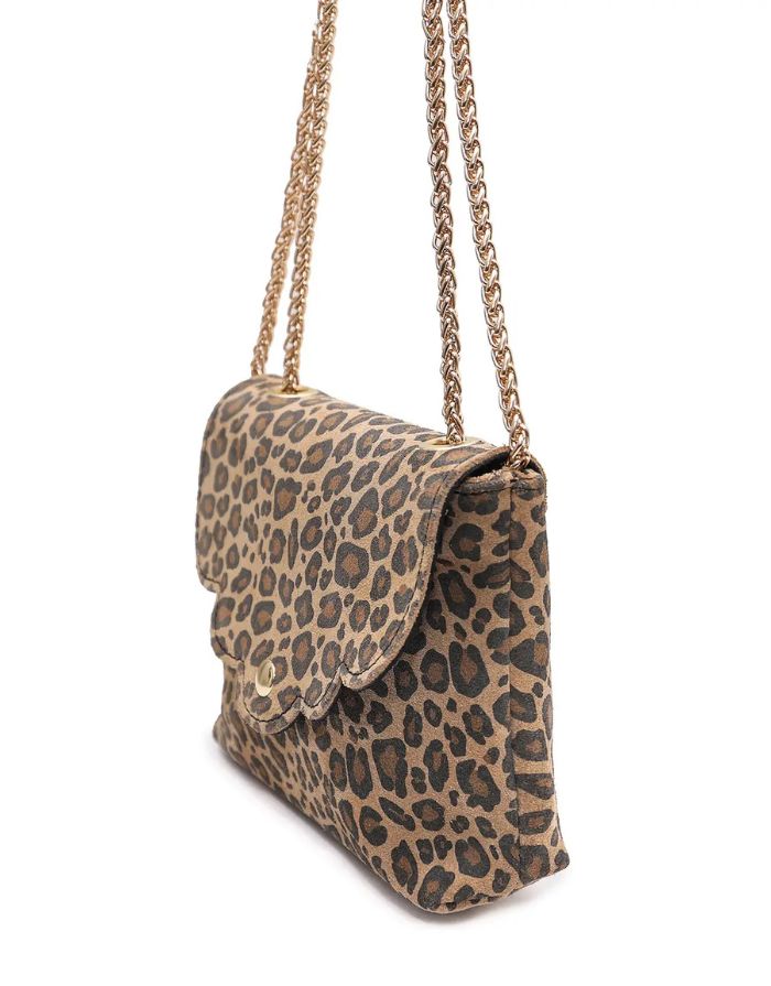 Leopardenbedruckte Wildleder-Umhängetasche in Taupe von Cherry Paris mit verstellbarem Kettenriemen und Reißverschluss-Innenfach – Format 18x14x4 cm.