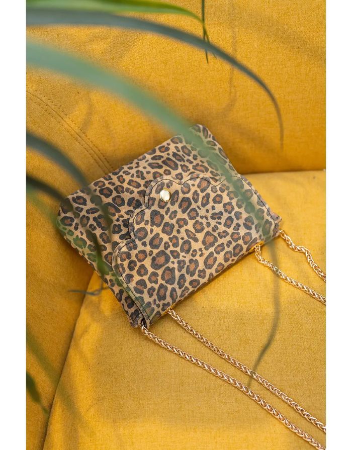Leopardenbedruckte Wildleder-Umhängetasche in Taupe von Cherry Paris mit verstellbarem Kettenriemen und Reißverschluss-Innenfach – Format 18x14x4 cm.