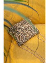 Laden Sie das Bild in den Galerie-Viewer, Leopardenbedruckte Wildleder-Umhängetasche in Taupe von Cherry Paris mit verstellbarem Kettenriemen und Reißverschluss-Innenfach – Format 18x14x4 cm.

