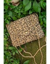 Laden Sie das Bild in den Galerie-Viewer, Leopardenbedruckte Wildleder-Umhängetasche in Taupe von Cherry Paris mit verstellbarem Kettenriemen und Reißverschluss-Innenfach – Format 18x14x4 cm.
