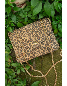 Leopardenbedruckte Wildleder-Umhängetasche in Taupe von Cherry Paris mit verstellbarem Kettenriemen und Reißverschluss-Innenfach – Format 18x14x4 cm.
