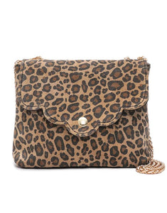 Leopardenbedruckte Wildleder-Umhängetasche in Taupe von Cherry Paris mit verstellbarem Kettenriemen und Reißverschluss-Innenfach – Format 18x14x4 cm.