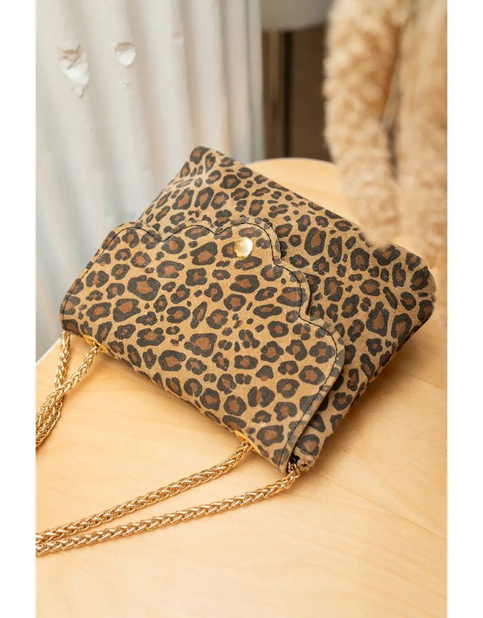 Leopardenbedruckte Wildleder-Umhängetasche in Taupe von Cherry Paris mit verstellbarem Kettenriemen und Reißverschluss-Innenfach – Format 18x14x4 cm.