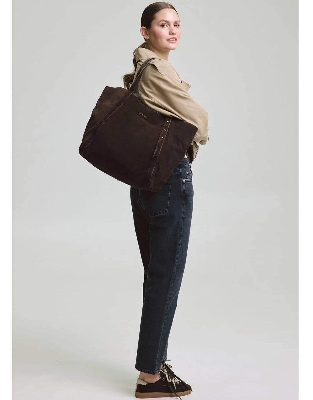 Große Hey Marly Pretty Wonder Suede L Tasche in Chocolate aus braunem Veloursleder mit eleganter Trapezform und langen Henkeln am Model