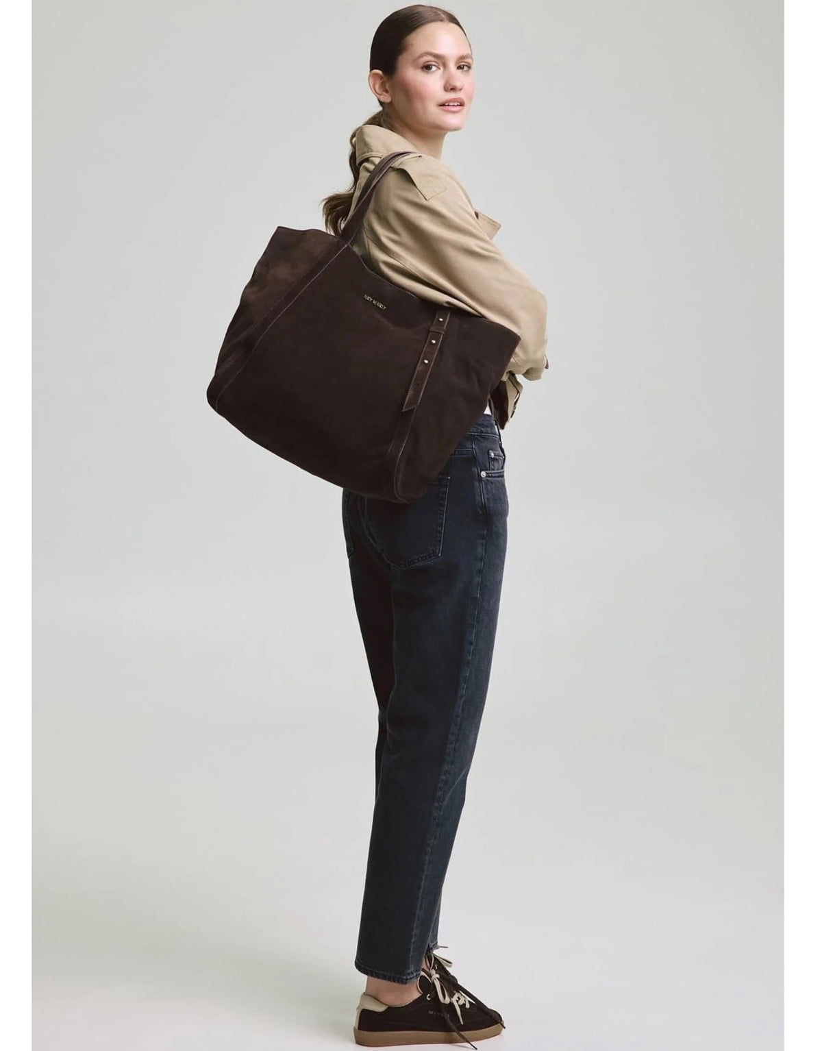 Große Hey Marly Pretty Wonder Suede L Tasche in Chocolate aus braunem Veloursleder mit eleganter Trapezform und langen Henkeln am Model