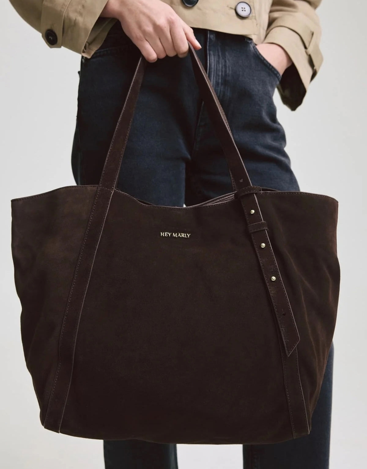 Große Hey Marly Pretty Wonder Suede L Tasche in Chocolate aus braunem Veloursleder mit eleganter Trapezform und langen Henkeln am Model im Detail 
