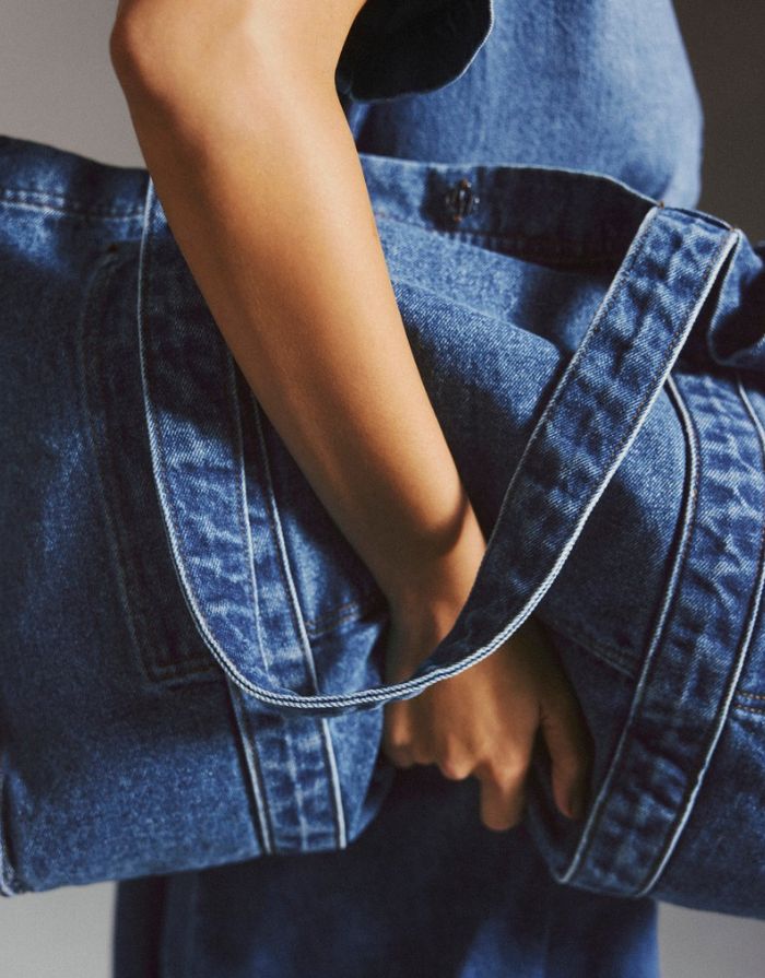Denim Shopper Tasche Dylan Mid Blue Wash in Blau mit breiten Tragegriffen und großem Hauptfach.
