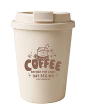 Laden Sie das Bild in den Galerie-Viewer, Liliput Coffee to Go Becher in Creme mit winterlichem Print Coffee before the cold day begins, 350 ml.
