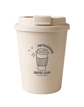 Laden Sie das Bild in den Galerie-Viewer,  Liliput Coffee to Go Becher Creme mit dunkelgrauem Motherhood Coffee Club Print, 350 ml.
