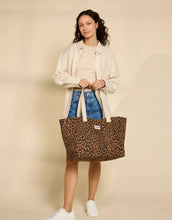 Laden Sie das Bild in den Galerie-Viewer, Tragetasche Claude Cannelle Leopard von Hindbag – Vorderansicht mit Leopardenprint in Zimt
