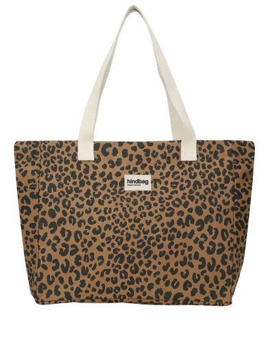 Tragetasche Claude Cannelle Leopard von Hindbag – Vorderansicht mit Leopardenprint in Zimt