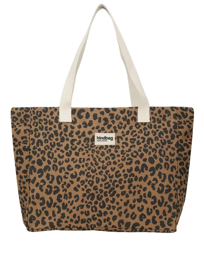 Tragetasche Claude Cannelle Leopard von Hindbag – Vorderansicht mit Leopardenprint in Zimt