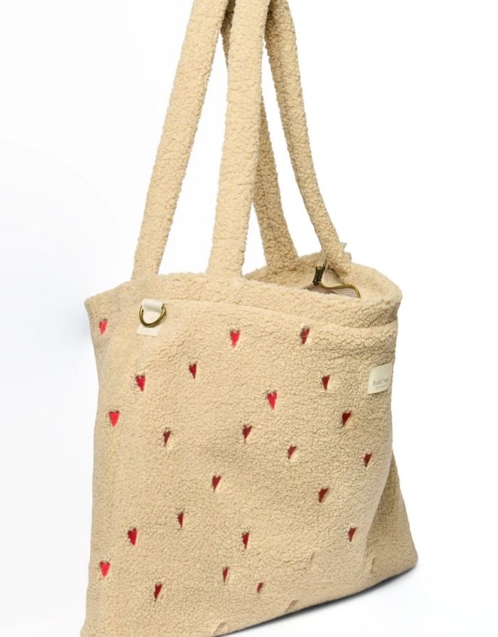 Studio Noos Wickeltasche Teddy Ecru Hearts – beige Teddy-Tasche mit gestickten Herzen und praktischen Fächern.