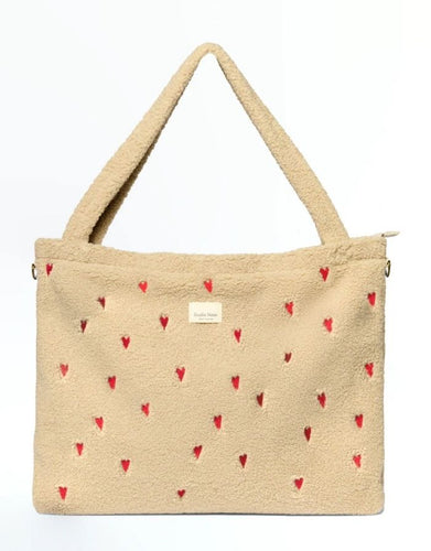 Studio Noos Wickeltasche Teddy Ecru Hearts – beige Teddy-Tasche mit gestickten Herzen und praktischen Fächern.