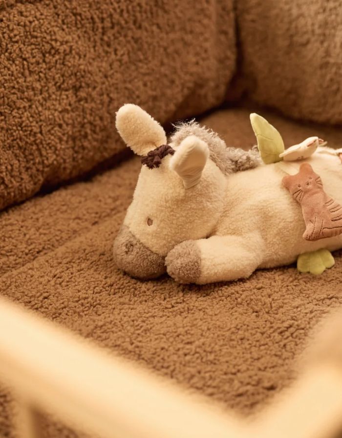 Weiches Jollein Aktivitäten-Kuscheltier Donkey Dinky in Eselform mit Spiegel, Glöckchen, Knisterelementen und verschiedenen Texturen.