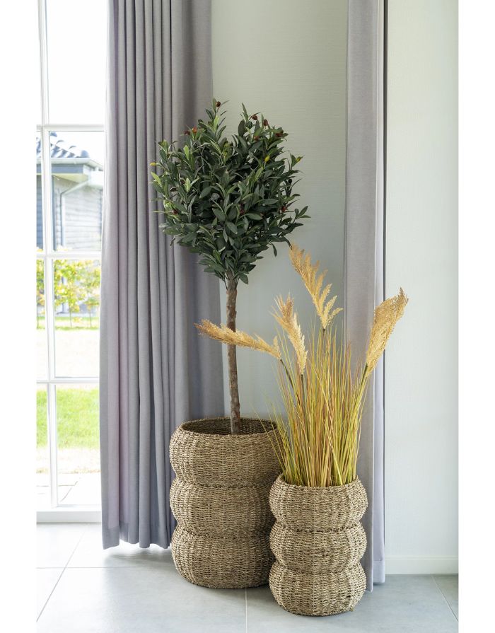 Korb Sarbas S von House Nordic aus natürlichem Seegras in geflochtener Optik, Ø 25 × 35 cm, im Raum. 