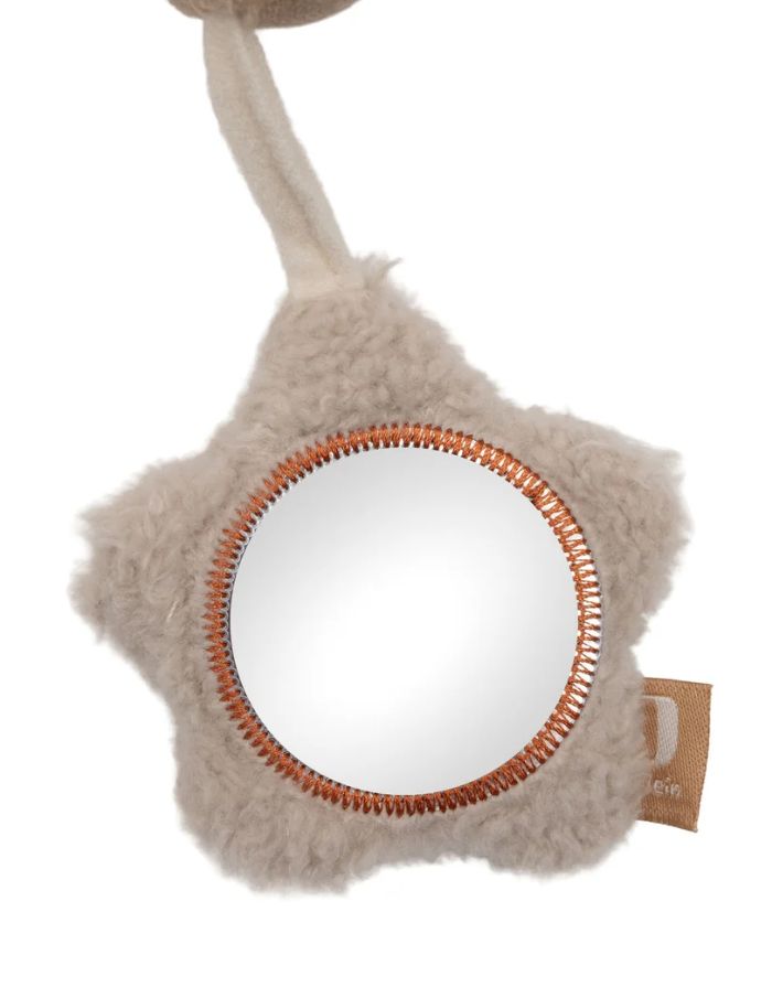 Weiche Aktivitäten-Spirale Woolly von Jollein mit Mond, Schäfchen, Stern, Spiegel, Glöckchen und Knisterelementen für Babys.