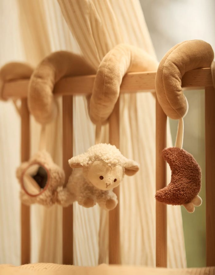 Weiche Aktivitäten-Spirale Woolly von Jollein mit Mond, Schäfchen, Stern, Spiegel, Glöckchen und Knisterelementen für Babys.