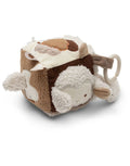 ein Aktivitäten-Würfel Woolly mit Schäfchen, Spiegel, Knisterelementen, Glöckchen und Befestigungsring für Babys.