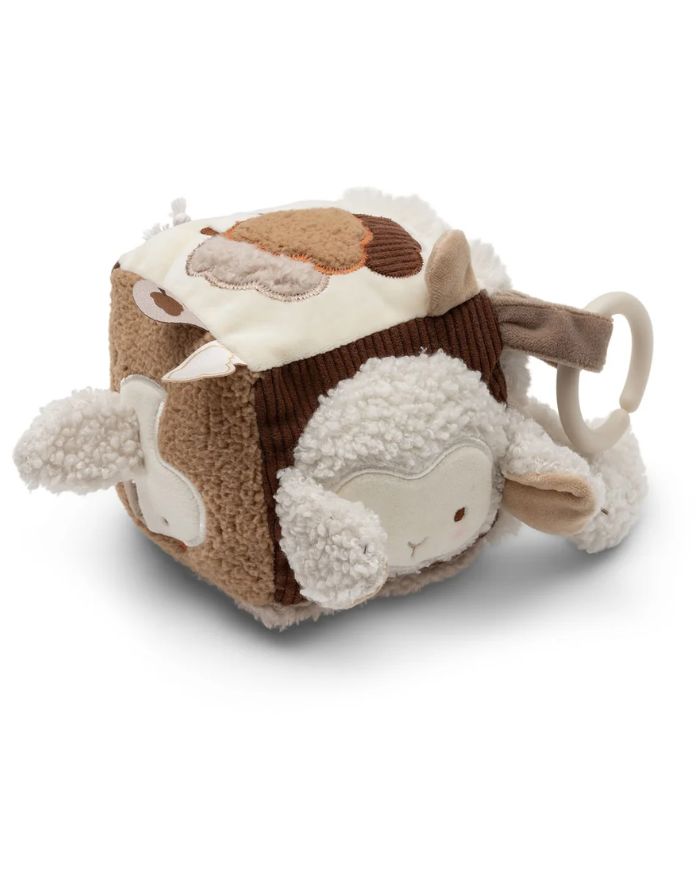 ein Aktivitäten-Würfel Woolly mit Schäfchen, Spiegel, Knisterelementen, Glöckchen und Befestigungsring für Babys.