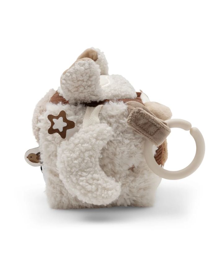 ein Aktivitäten-Würfel Woolly mit Schäfchen, Spiegel, Knisterelementen, Glöckchen und Befestigungsring für Babys.