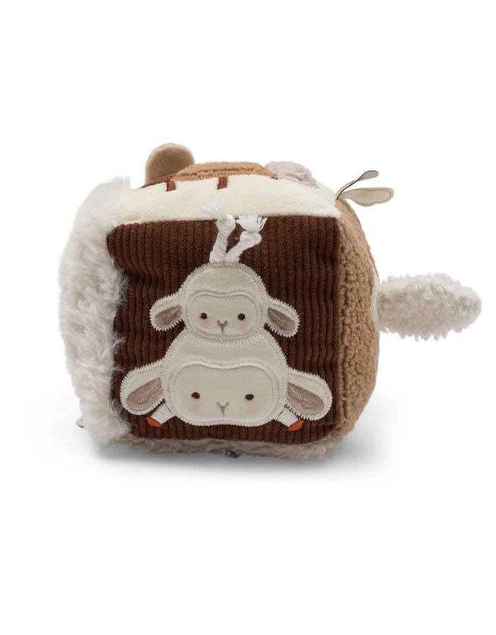 ein Aktivitäten-Würfel Woolly mit Schäfchen, Spiegel, Knisterelementen, Glöckchen und Befestigungsring für Babys.