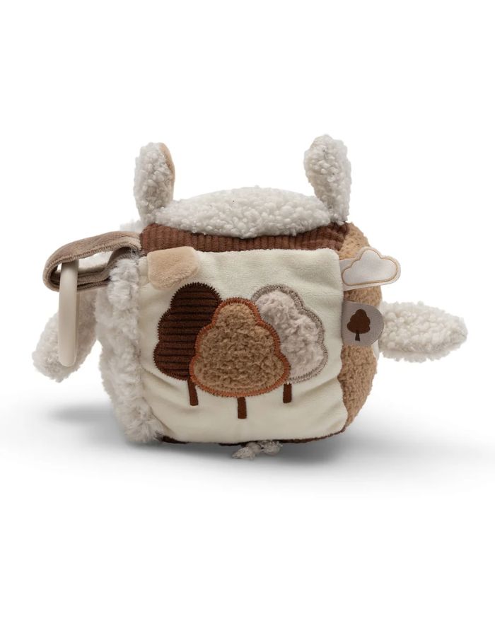 ein Aktivitäten-Würfel Woolly mit Schäfchen, Spiegel, Knisterelementen, Glöckchen und Befestigungsring für Babys.