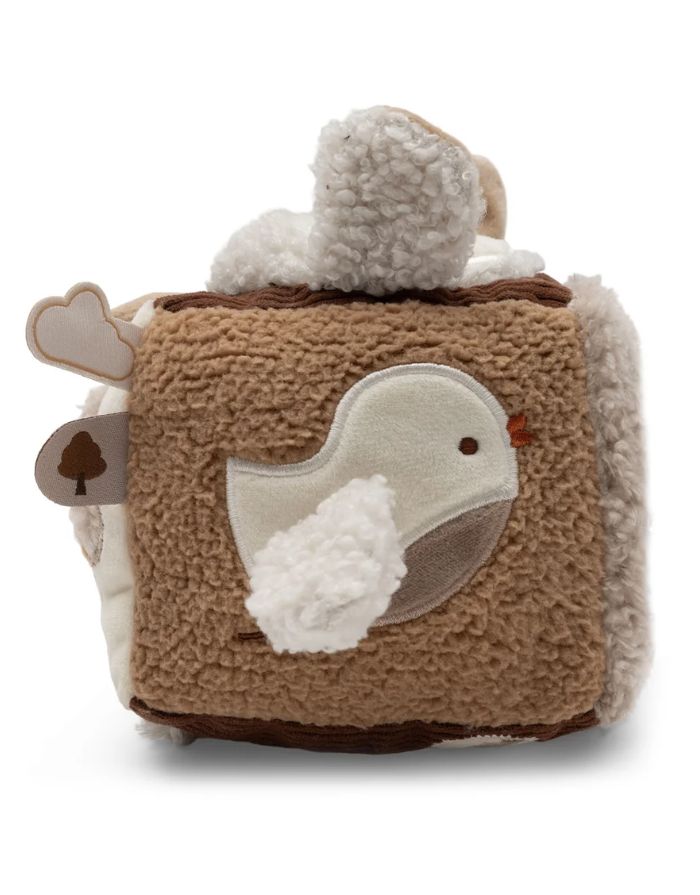 ein Aktivitäten-Würfel Woolly mit Schäfchen, Spiegel, Knisterelementen, Glöckchen und Befestigungsring für Babys.