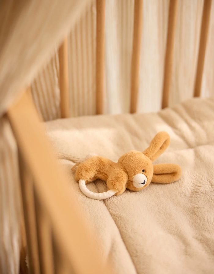  Jollein Beißring Bunny Luz mit weichem Silikonring, niedlichem Hasenkopf, Stofföhrchen und integriertem Glöckchen für Babys.