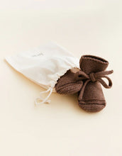 Laden Sie das Bild in den Galerie-Viewer, Baby Booties von Hvid aus 100 % Merinowolle, beige, handgemacht mit Schnürsenkel, perfekte Passform an der Ferse, weich &amp; atmungsaktiv, 9,5 cm lang, 6 cm breit, hergestellt in Belgien
