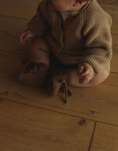 Laden Sie das Bild in den Galerie-Viewer, Baby Booties von Hvid aus 100 % Merinowolle, beige, handgemacht mit Schnürsenkel, perfekte Passform an der Ferse, weich &amp; atmungsaktiv, 9,5 cm lang, 6 cm breit, hergestellt in Belgien

