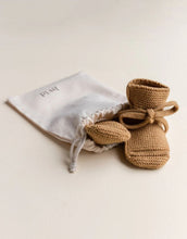 Laden Sie das Bild in den Galerie-Viewer, Baby Booties von Hvid aus 100 % Merinowolle, beige, handgemacht mit Schnürsenkel, perfekte Passform an der Ferse, weich &amp; atmungsaktiv, 9,5 cm lang, 6 cm breit, hergestellt in Belgien
