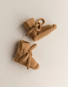 Baby Booties von Hvid aus 100 % Merinowolle, beige, handgemacht mit Schnürsenkel, perfekte Passform an der Ferse, weich & atmungsaktiv, 9,5 cm lang, 6 cm breit, hergestellt in Belgien