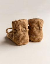 Laden Sie das Bild in den Galerie-Viewer, Baby Booties von Hvid aus 100 % Merinowolle, beige, handgemacht mit Schnürsenkel, perfekte Passform an der Ferse, weich &amp; atmungsaktiv, 9,5 cm lang, 6 cm breit, hergestellt in Belgien
