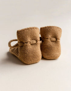 Baby Booties von Hvid aus 100 % Merinowolle, beige, handgemacht mit Schnürsenkel, perfekte Passform an der Ferse, weich & atmungsaktiv, 9,5 cm lang, 6 cm breit, hergestellt in Belgien